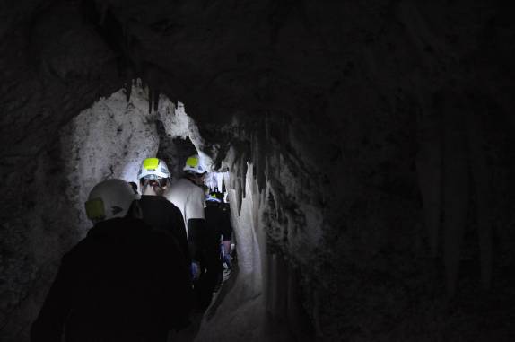 Caminhando com o grupo na parte inferior da caverna em Carlsbad Caverns National Park, no sul do Novo México, nos Estados Unidos
